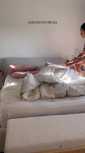 13K views · 171 reactions | When you try to film an aesthetic *make the bed with me* post, and then...  LOL I have two duvet covers, one cover has had the buttons snap off (which is the one you saw) and the other has a nice zipper but it was in the wash  #makethebed #makingthebed #satinpillowcases #satinpillowcase #getreadywithme #grwmmorning #morningroutine | XXL Scrunchie & Co | Facebook