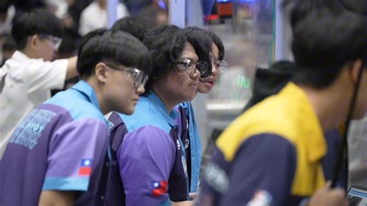 #新北教育公布欄 今天是 2025 FRC 機器人臺灣區域賽!! 各隊伍全力出擊，場內氣氛超燃🔥！ 不只科技競技，更是團隊智慧、策略與合作的極限考驗！🚀 🎥 快來看看昨日的精彩時刻！ 新北市的大家長 侯友宜市長 親臨現場，與 FRC 參賽隊伍熱血互動，為選手們加油打氣💪！ 這群為夢想拼搏的選手，每一刻都值得被看見！🏆 📢 現場直擊！你最挺哪支隊伍？ 🏅 留言應援，讓你的戰隊感受到你的支持！🔥 📢 標記戰友，一起來見證這場機器人競技盛宴！ #2025FRC #FIRST_Robotics_Competition #2025臺灣 FRC機器人區域大賽 #2025主題為海洋 #為夢想而戰 #New_Taipei_City_Regional #DIVE #REEFSCAPE 官方網站傳送門📢 https://www.frc.tw 特別感謝產學合作企業與競賽支援夥伴🅣🅗🅐🅝🅚 ​ 🅨🅞🅤 👇見留言區 想隨時掌握FRC訊息、以及未來各種生涯規劃、科技發展、最新教育政策，歡迎加入官方Line社群 https://pse.is/78p579 #新北市政府教育局 |