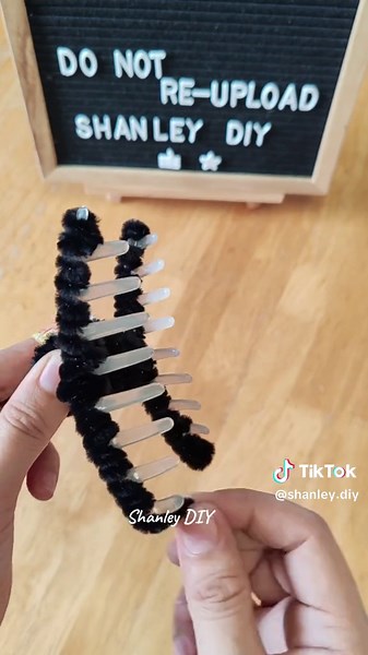 Butterfly hair clamp using fuzzywire or pipecleaner #fuzzywire #pipecleaner #pipecleanerart #pipecleaners #butterfly #butterflyhairclamp #hairclamp #fypage #fypシ゚viral #fyp #fypシ #fypviraltiktok🖤シ゚☆♡ #fypシ゚viral🖤video