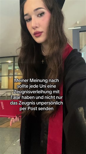 Zeugnisverleihung mit Talar an Universitäten