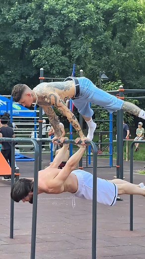 Grisha Garaz on Instagram: "Pațani sunt mereu în obraz!!! 💪🏼😅 #workout #calisthenics"