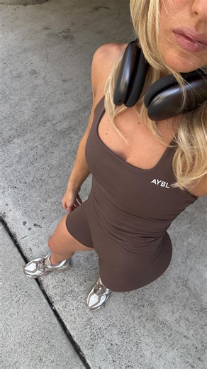 ANNA on Instagram: "And this is why I had back pain 😅👇🏼 @aybl dc: FITAN One of the most common RDL mistakes I see isn’t just bending at the waist, it’s looking up or into the mirror instead of tucking your chin. When your head lifts, your spine follows. That small neck extension usually turns into an arched lower back, putting unnecessary pressure on the lumbar spine. No chin tuck equals cervical extension and compensation elsewhere (hello lower back pain). Keep your chin tucked, spine neutra