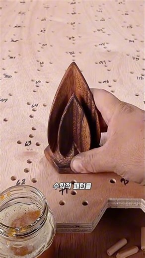 A work of art and technology that visualizes the mathematical patterns of nature.