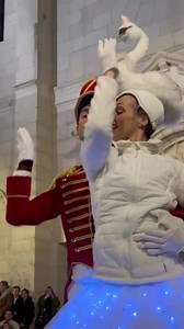 [#NoëlÀVichy] 🎄 🦢 Instants suspendus avec “Le bal des cygnes”, la déambulation #féérique des danseuses cygnes accompagnées de leur casse-noisette. Le show était au rendez-vous 🤩🥳 Les festivités de #Noël à Vichy sont officiellement lancées ! #vichymonamour #villedevichy #spectacle #fêtes | Ville de Vichy