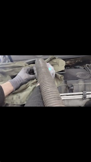 How Mechanics Use a Vacuum Cleaner 🔧