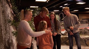 🍁🏌️ Hvem skal du udfordre? 🏌️🍂 Er det blevet tid til en familiedyst? Så kan I hele efterårsferien spille indendørs minigolf hos Juhls Minigolf og Restaurant. Juhls Minigolf har skabt den perfekte ramme til familiehygge, venner og alle aldre. Uanset om du er en erfaren minigolfmester eller nybegynder, er deres indendørs minigolfbane fyldt med udfordrende huller og sjove twist 😃 Åben alle dage fra kl. 10.00 til 21.00. 📌 Book online på www.juhlsminigolf.dk. | Destination Bornholm