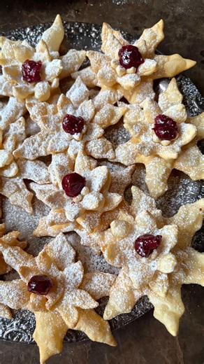 Henryka Tuszyńska | Faworkowy ogród botaniczny 🌸🌸🌸. Czy Wam też też kojarzą się te kwiaty z clematisami? Dziś ciasto faworkowe z całymi jajkami, czasem robię... | Instagram