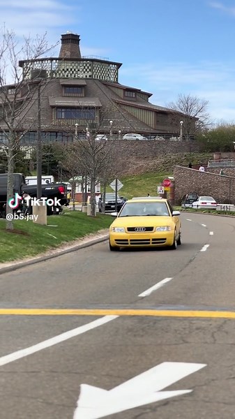 look at this minion car 🍌