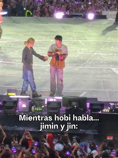 Son tremendos!! Amo como juegan como niños 😂💜 . . #bts #btsmadrid #jin #jimin #army