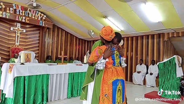 Vidéos de chants_catholiques_fang (@chants_catholiques_fang) avec son original - chants_catholiques_fang