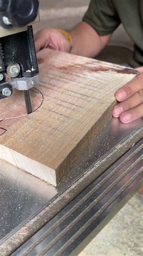 Pattern cutting skills with a bandsaw machine #woodworking #wood #diy