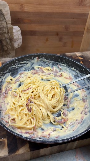 54K views · 811 reactions | Paste Carbonara fara smantana si alte chestii, o reteta pe care imi place sa o impart cu voi. Reteta paste 2 oua 200gr faina putina sare 1 lingura ulei de masline 100gr pancetta 1 lingura parmeza 2 galbenusuri de ou sare piper apa de la paste | Ella Cooking | Facebook