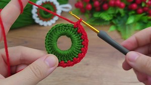 333K views · 3.2K reactions | ~••••~ beautiful!!! mini christmas wreat I crochet christmas wreath ornaments #crochet | Aslı ile El Sanatları | Facebook