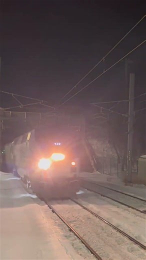 Amtrak 67 with P42 122 leading