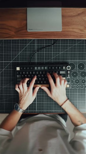 Just unboxed EA75 Max 75% layout hits the sweet spot — compact without losing function keys. tft display knob combo is actually useful (not just for show), and the gasket feel is soft without being loose. tri-mode switches in seconds, 5000mah keeps it running all week. simple, premium, does the job. Link in bio @epomaker_keyboard #epomaker #epomakerEA75max #keyboard #unboxing #desksetup #workfromhome