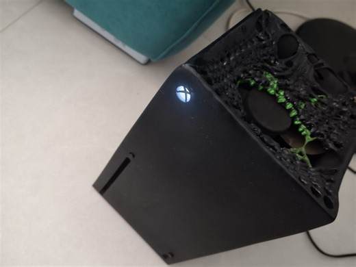 Xbox牛逼！家中老宅线路老化起火，所幸当时人不在家，用了将近4年的XSX被烧成了畸形，擦干净后通电居然依旧能点亮，微软质量确实没话说，下一代Xbox我还买