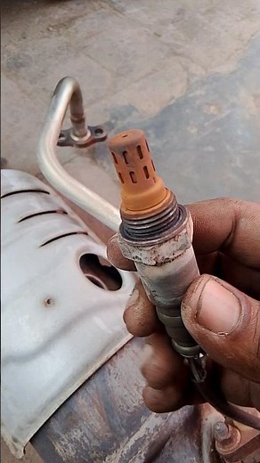 look at the o2 sensor condition in Honda civic #lhvautomotive #honda