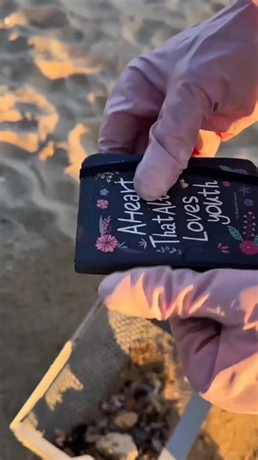 beach treasure hunting and searching for gold finding awesome thing's and it's so satisfying #tiktokgrowthchallenge #treasure #treasure #treasurehunting #beachtreasure