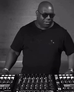 Carl Cox explains in this interview with PLAYdifferently that he has never planned a set in his life. His method consists of selecting about 100 songs before each show, as if they were his old “record box”, and from there letting everything flow naturally. For him, the true essence of DJing is to read the track, improvise and build the musical journey in real time, not to follow a pre-established script. He also emphasises that, with that amount of music prepared, something special should always