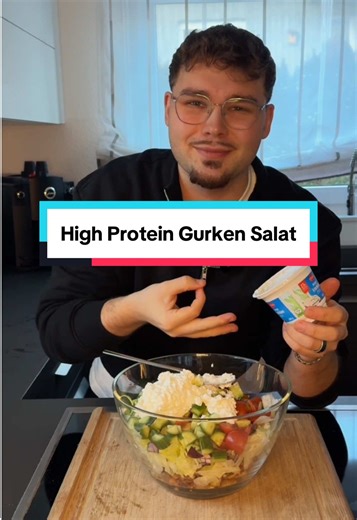 130g Eiweiß - Kalorienarmer Crispy Kartoffel Salat 🥗 ⬇️ Speicher dir das Rezept direkt ab, damit du es später nicht ewig suchen musst 💾 Proteinreich ✅ Schnell & Einfach ✅ Kalorienarm ✅ Perfekt als Meal Prep ✅ 🔷Zutaten (4 Portionen): - 500g Kartoffeln - Grüner Salat - 250g Cherry Tomaten - 1 Rote Zwiebel - 3/4 Gurke - 200g Körniger Frischkäse - Pesto oder eine Light Sauce deiner Wahl - 1 Avocado - Paprikapulver, Salz & Pfeffer - 400g Hühnchen Teile das Rezept mit jemand der noch bis zum Sommer