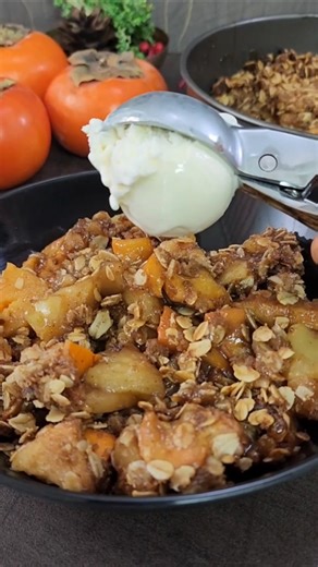 Persimmon Apple Crisp - Warm Christmas Holiday Dessert Recipe #apples #persimmon