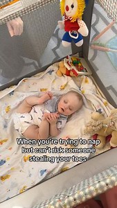 Gotta protect her peppa piggies! There is no magic sauce for longer naps, but there ARE things you can do to help your baby take longer naps. 🙌 It’s all about the right environment, a solid routine, and building enough sleep pressure, but not overdoing it #goldilocks My top recs for setting your babe up for solid naps: ➕ A Dark room with white, brown, or pink noise ➕Implement a quick nap routine to signal sleep ➕Remove sleep props after the newborn period starting with overnight sleep and then 