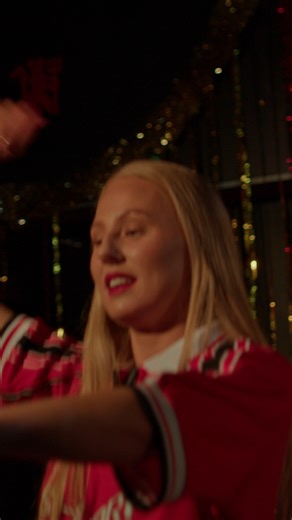 When the United family gets together 🫶🎄 Winter Sale has landed at United Store. Head there now for your exclusive discounts 📲 https://bit.ly/4pqTzoB | Manchester United