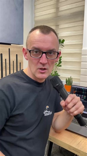 🎤 Mikrofon buczy, dudni albo łapie stuknięcia? Bardzo możliwe, że brakuje jednej rzeczy: filtru HPF 🎚️ 💡 HPF (High-Pass Filter) wycina niskie częstotliwości, których ludzki głos i tak nie potrzebuje. 🔹 Poniżej ~100 Hz kryją się: – buczenie – dudnienie – drgania i stuknięcia 🔹 Po włączeniu HPF głos staje się czystszy i bardziej czytelny ➡️ Dopasuj częstotliwość odcięcia do swojego głosu ➡️ Na sumie możesz użyć HPF, by opanować dudnienie w trudnej sali ➡️ Nie tnij agresywnie — małe ruchy robi