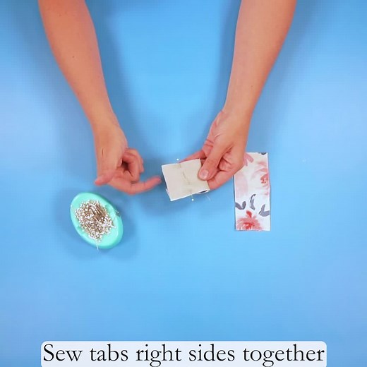 Learn how to make a beach bag with a free sewing pattern. This bag sewing project is great to hold everything for the pool or the beach! https://www.heatherhandmade.com/free-beach-bag-sewing-pattern/ | Heather Handmade