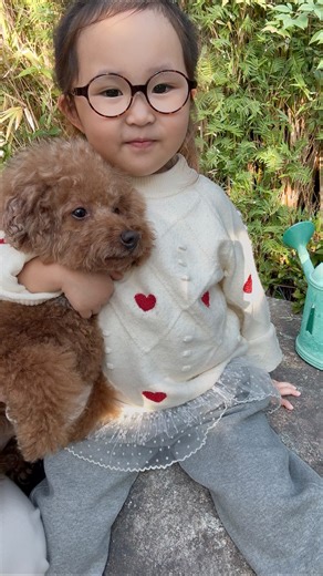 ニーナとおかか⌇いつもを笑いに変える on Instagram: "秋をたらふく堪能した日🍁 いつも時代を超えた体験をさせてくれるGGBB！ ありがとーー！ おかかは走り回りすぎて 坂道ころがり落ちてた。(ほんまに犬か？) #おもしろ動画#子供と犬#日本の秋 #ﾒﾁｬﾑﾘ"