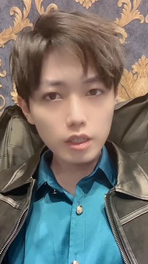 【超神準頻率波段測驗】 —————————防偷看線 ———————————————— 。 。 。 。 。 。 。 。 。 。 。 。 。 。 。 。 。 。 。 。 。 。 。 。 。 。 解析（Interpretation）： ① 旋渦星光碎片｜流動頻率：Transformation 轉化波段 如果你第一眼就被左上角的旋渦吸住，那代表你的生活正進入「轉化期」。 這段時間，舊的信念、舊的習慣、舊的循環正在被動搖，看似混亂，其實都是能量在重新排列。 你的近期頻率波段是： 🌪️『深層轉化』 你會感受到事情加速、有種被推著走的感覺。不是壓力，而是宇宙在把你送往下一個層級。 你的能量訊息： • 不要害怕改變，是改變在為你鋪路 • 某個你以為放不下的東西，很快就會自然鬆動 • 新的局面會比你想像的更好 這一段頻率會幫你把「不再屬於你的東西」全部推走，讓你迎接下一段提升。 ⸻ ② 水晶星光碎片｜清晰頻率：Clarity 釐清波段 如果你第一眼看到右上那個尖銳結晶狀的光點 —— 你現在正在進入一個意識變得非常清晰的時期。 近期主導你的頻率是： 🔍『洞察與釐清』 你會開始分辨什麼是真正重要的，什麼