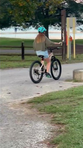 Kerigan is learning to ride hands-free!🚲