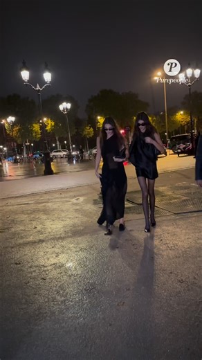 ✨ Vittoria Ceretti et Kaia Gerber arrivent à la soirée EE72 ✨ @vittoria @kaiagerber @ee72 Les mannequins stars Vittoria Ceretti et Kaia Gerber ont été aperçues arrivant à la très attendue soirée EE72 à Paris 🇫🇷✨. Élégantes et complices, elles ont illuminé l’événement sous les flashs des photographes 📸. 👉 Vous validez ce duo mode iconique ? 😍 #Purepeople #Bestimage #VittoriaCeretti #KaiaGerber #EE72 #ParisFashionWeek #mode #style #event | Purepeople.com