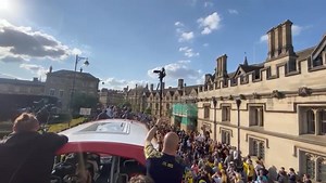 ⚽ Players greeted Oxford United FC fans as a bus rode through the city centre this evening Watch it live here 👇 🎥 Ed Nix Full coverage of the parade here 👇 https://trib.al/GjQC66Y | Oxford Mail