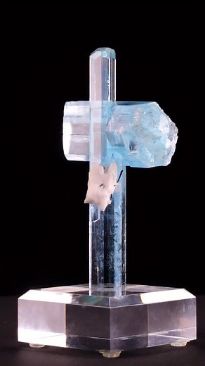 “The Cross” Aquamarine is one of those crystal specimens that always stops newbies to question “how does that happen?!” It’s long been one of our favorites and is heading to the @alfiemuseum on loan, so you can visit it in Tucson in Jan/Feb! | The Arkenstone Gallery of Fine Minerals