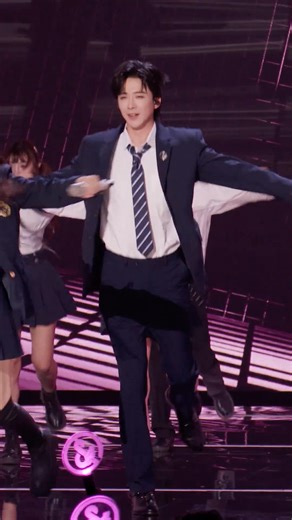 #音乐缘计划首个团体sevenkids小孩舞台# Seven Kids@张靓颖 @摩登兄弟刘宇宁 @黄子弘凡_Lars @歐陽娜娜Nana @郁可唯 @喻言_Yuyan @张峻豪 《小孩》focus解锁！七位“小孩”用校服舞台重启青春记忆，多重声线交织活力舞蹈，在音符跳跃中找回最初的感动。#音乐缘计划# | 江苏卫视