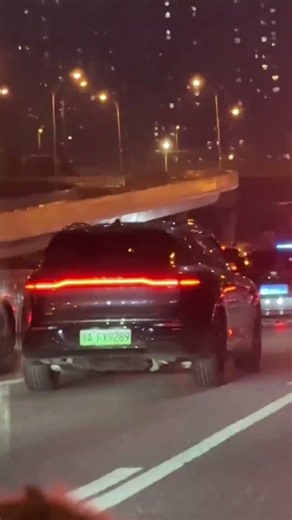 Robotaxi outage leaves vehicles stuck on Wuhan motorway