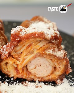 This unique twist on hotdog spaghetti will let you take it wherever you go! 🧂 Ingredients – sausage – spaghetti – breadcrumbs – salt – flour – corn flour – garlic granules – corn starch – eggs – pasta arrabiata sauce – cheddar cheese – beef bacon – parmesan 👨‍🍳 Instructions – Let the sausages defrost. – Take the raw spaghetti and start sticking them upright on each sausage. – Boil the spaghetti and sausage combo until the spaghetti is cooked. – Meanwhile, mix together bread crumbs and salt in