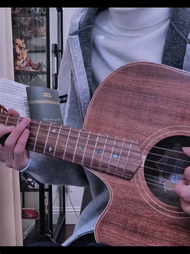 Tôi sẵn lòng chờ bạn bao lâu tùy thích #luvsic #GuitarFingerstyle #冰 #Guitar #GuitarBeginner - cre: @氷
