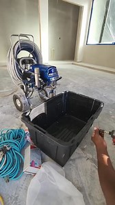 Spray painting ceilings at height is an efficient technique that allows for a uniform finish without brush or roller marks. Its main advantage is the speed of application, making it easier to cover large surfaces in less time. Additionally, it provides access to hard-to-reach areas without compromising the quality of the work. However, it is essential to use the right equipment, apply the correct pressure, and spray in thin layers to avoid drips or paint buildup. Proper safety measures, such as 