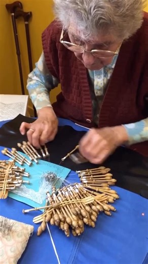 StreetArtGlobe ™ 😱 on Instagram: "We watch an 85 year old woman making lace in Bruges, quietly preserving a centuries old craft by hand. Each pattern is learned through repetition, patience, and decades of practice, passed down the same way it always has been. 🤯"