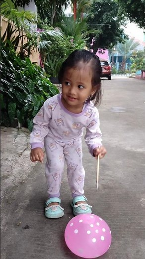 What actually made Aisyah lose focus?? 🤔🤣 #playingballoons #shortvideo #poppingwaterballoons