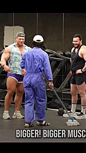 Anatoly prank with 😜💪 Bodybuilders #bodybuilding #unitedstates #anatolyprank #gym #anatoly