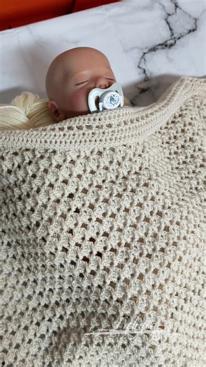 Manta para bebes en punto arabe tridimensional tutorial gratuito en el link https://youtu.be/3Lx1cdA-FjY?si=K4dU1IGa8xBPV0Y1 El bebe que lo luce es de Bebes Reborn Argentina | Fabyta pagina oficial