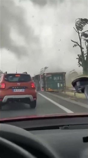 ⚠️ Une tornade a touché le nord de Saint-Etienne au milieu des orages, faisant d’énormes dégâts à l’