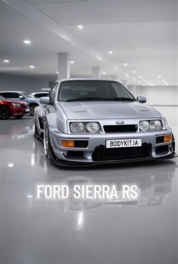 🏁 Ford Sierra RS Cosworth: no nació para “ser rápido”… nació para ganar. Ford lo creó como un proyecto de homologación para el Grupo A, y por eso el coche parece una berlina con esteroides: todo lo que ves tiene función. 📖 Curiosidad: ese alerón gigante (“whale tail”) NO era postureo. En la documentación de época se habla de ≈20 kgf de carga a 150 mph para mantenerlo estable a alta velocidad. Y el corazón del monstruo: el 2.0 turbo Cosworth (YB) con unos 204 hp, el típico motor que con dos cos