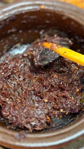 This sweet, tangy, and slightly spicy caramelised onion relish called Seeni Sambol is a much loved Sri Lankan dish. Its rich flavour comes from slow cooked onions, gently caramelised with spices. In Sri Lanka, when we were small, seeni sambol sandwiches were a popular choice for school trips. Those simple moments and flavours are still unforgettable. 🫰🏼 Tell me in the comments how you like to enjoy seeni sambol. With bread, buns, kiribath, hoppers, or coconut roti? My favourite will always be 