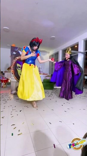 Bruja envenena a Blanca Nieves 🍎#show #blancanieves #bruja #disney #snowhite #deseo #enanitos