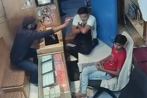 Jeweler fights back after getting pepper-sprayed