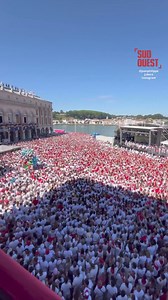 159K views · 1.6K reactions | Fêtes de Bayonne : la foule chante Hegoak, et ça donne des frissons Moment émouvant ce mercredi, lors de la cérémonie d’ouverture des fêtes de Bayonne : la foule a chanté Hegoak en choeur, en hommage à Patrice Lanies, tué lors de l’édition 2023. Crédit : @jeanphilippejubera | SudOuest.fr | Facebook